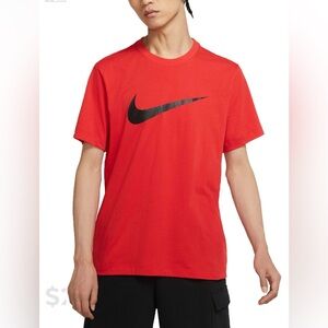 NIKE SPORTSWEAR SWOOSH T-SHIRT
Men – University Black/Red